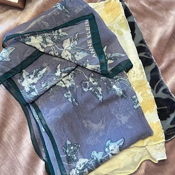 Lot of Soft Velvet-y and Sheer Vintage Scarves - Picture 4 of 4